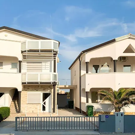 1 Bedroom Lovely In *